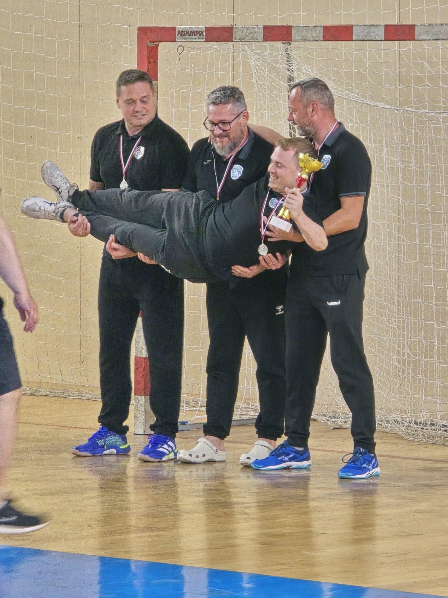 Dorastenci HC Pezinok / BHA oslavujú s medailami