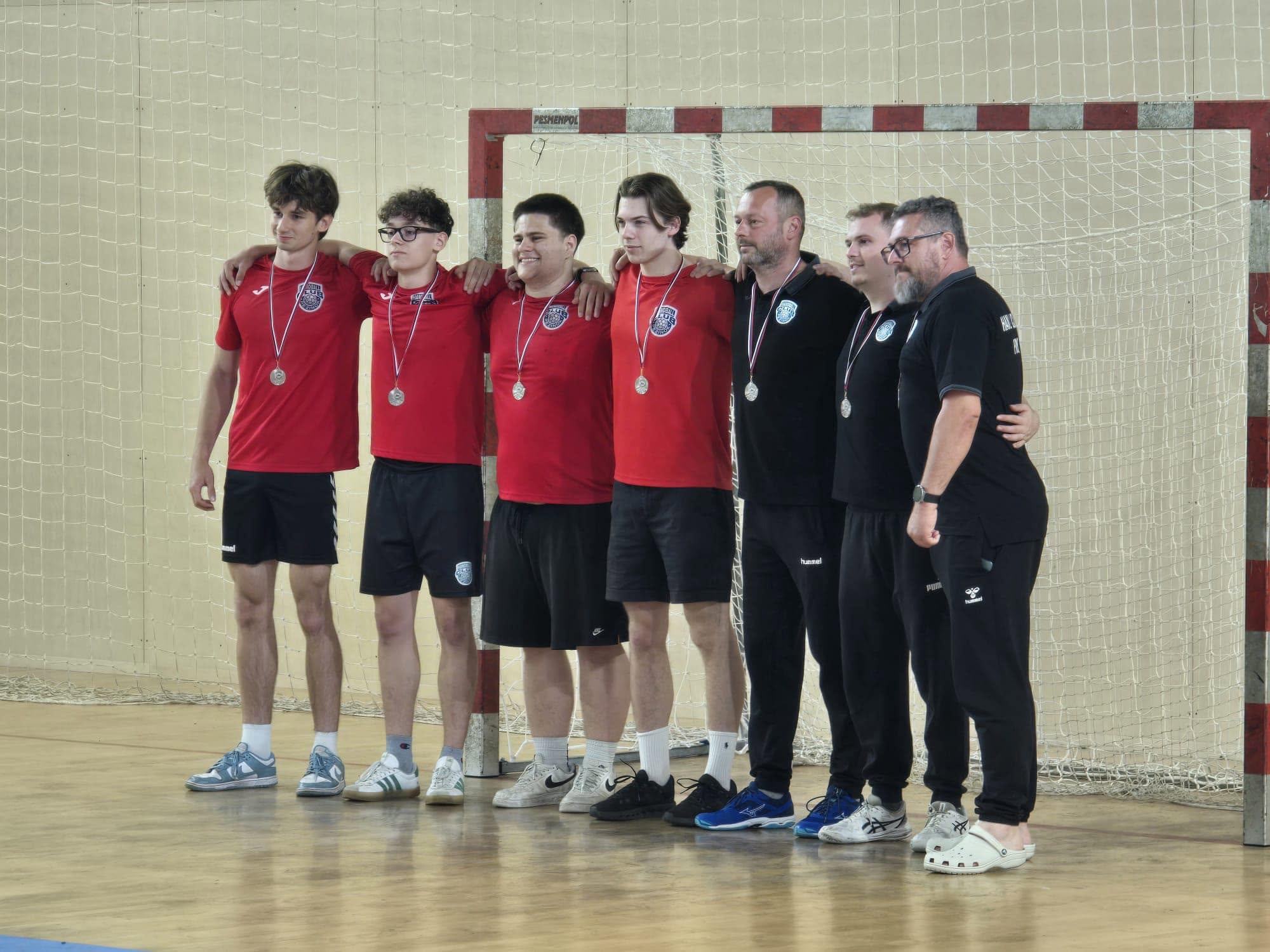 Dorastenci HC Pezinok / BHA oslavujú s medailami